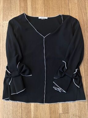 Sioni V-Neck 7/8 Sleeve Top with Contrast Trim, bow detail on sleeve. Med